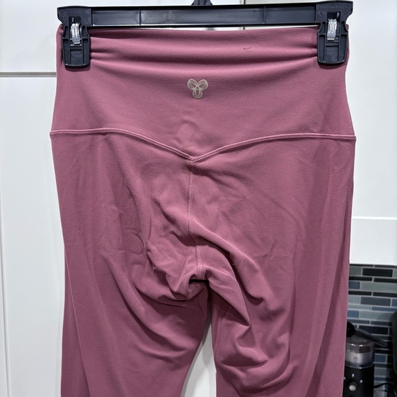 Aritzia Golden BUTTER Cheeky Hi-Rise 28" Legging - Picture 3 of 5